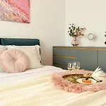 Eye Candy Romexpo 2-Bedroom With Free Parking
